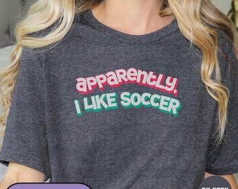 Tydligen gillar jag fotboll-t-shirt, rolig fotboll-t-shirt, fotbollsförälder-t-shirt, matchdagsoutfit, atletisk sportfan-t-shirt, fotbollsälskare-t-shirt
