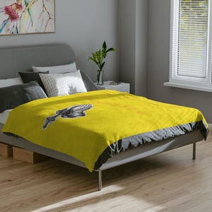 Manta de microfibra de terciopelo con manos orando en amarillo y dorado con Proverbios 3:5-6 / Manta con versículos bíblicos religiosos y edredón cristiano