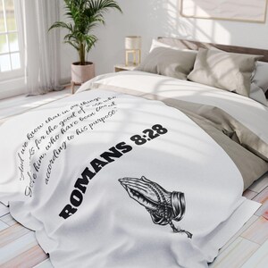 Manta de forro polar ártico de alta calidad Beamon Creations blanca y negra con versículo bíblico Romanos 8:28 Manos en oración / Manta decorativa con versículo bíblico