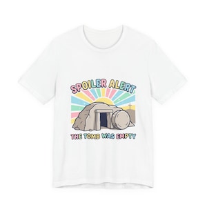 Alerta de spoiler: Camiseta "La tumba estaba vacía" / Pascua cristiana, humor religioso, estilo retro pastel.