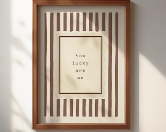 Lámina decorativa con cita de máquina de escribir "How Lucky Are We" y estampado vintage de rayas marrones (descarga digital).