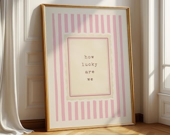 Póster vintage con la frase "How Lucky Are We" y rayas rosas estilo máquina de escribir (descarga digital).