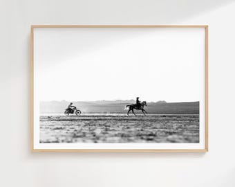 Lámina de carrera de caballos y motocicletas en el desierto – Arte mural vaquero en blanco y negro, fotografía vintage del oeste, descarga digital minimalista de vaquera