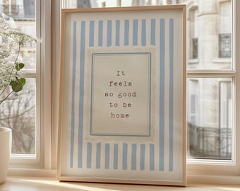Se siente tan bien estar en casa. Lámina decorativa con diseño de máquina de escribir a rayas azules (descarga digital).