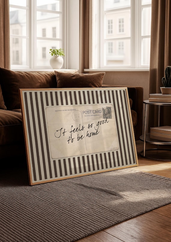 It Feels So Good to Be Home Vintage Postcard Wall Art – Neutral Striped Typography Print, Cozy Sentimental Retro Quote Art, Digital Download
