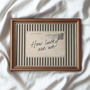 Como somos sortudos - Arte de parede - Impressão de citação de cartão postal vintage, pôster estético listrado marrom coquete, download digital sentimental de dinheiro antigo