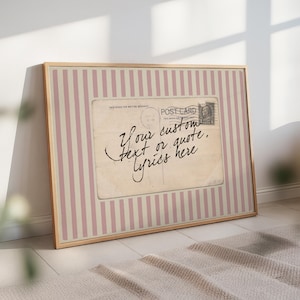 Peut inclure: Impression encadrée avec un design de carte postale vintage et le texte "Your custom text or quote, lyrics here". Le cadre est doré, et le fond a des rayures verticales roses et blanches.