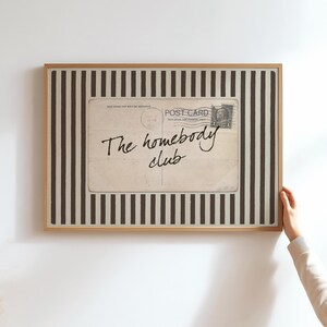 Lámina decorativa del Homebody Club – Tipografía de postal vintage (descarga digital) imagen 4