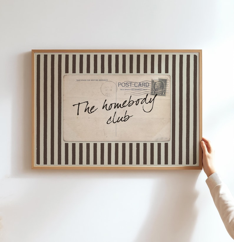 Lámina decorativa del Homebody Club – Tipografía de postal vintage (descarga digital) imagen 4