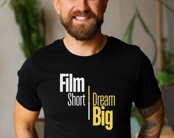 Camiseta con el lema "Cortometraje Sueña en Grande". Regalo para cinéfilos. Regalo para estudiantes de cine. Camiseta para directores. Regalo para guionistas. Regalo para jefes de iluminación. Camiseta para editores.