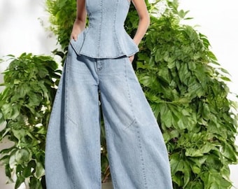 Conjunto de dos piezas de mezclilla, top y pantalón, perfecto para un look casual y elegante.