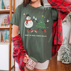 Deck the Halls Shirt Kerstmascotte Shirt Retro Kerstshirt Grappig vakantieshirt Sneeuwpop Shirt Kerstboom Shirt Kerstlied