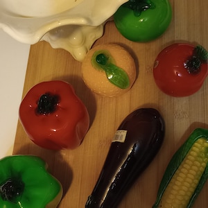 Bol en céramique et 7 fruits/légumes en verre en verre.