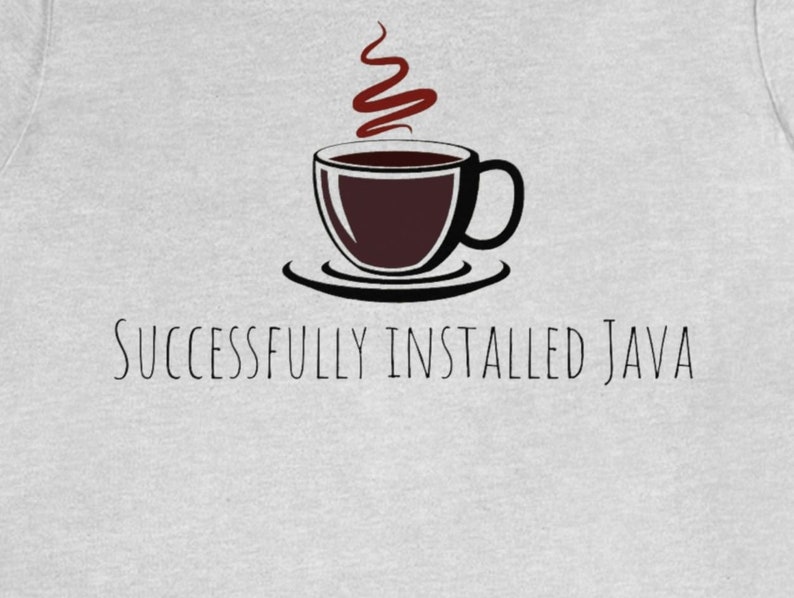 K&ouml;nnte beinhalten: Ein graues T-Shirt mit einer schwarz-wei&szlig;en Illustration einer Kaffeetasse mit aufsteigendem Dampf. Der Text "SUCCESSFULLY INSTALLED JAVA" ist unter der Tasse aufgedruckt.
