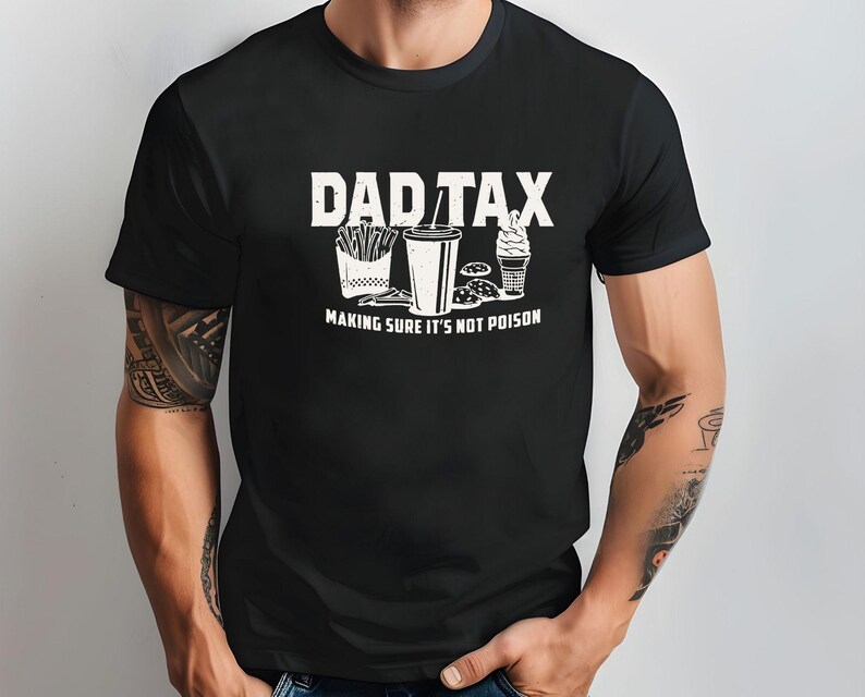 K&ouml;nnte beinhalten: Schwarzes T-Shirt mit dem wei&szlig;en Text "DAD TAX" &uuml;ber einer Illustration von Pommes Frites, einem Getr&auml;nk, einem Burger und einem Eis. Der Satz "MAKING SURE IT'S NOT POISON" ist darunter gedruckt.