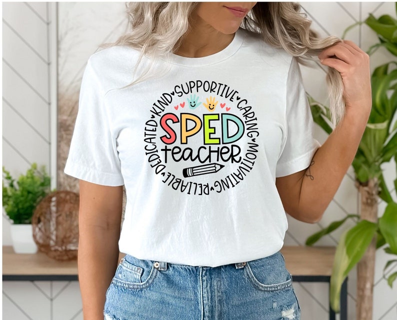 Pode incluir: Camiseta branca com um design circular colorido que diz "SPED teacher" rodeado de palavras como "dedicado, gentil, solid&aacute;rio, atencioso, motivador, confi&aacute;vel".