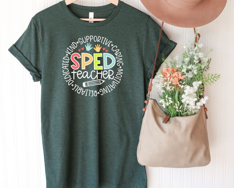 Pode incluir: Camiseta verde com um design circular que diz "SPED teacher" com as palavras "dedicado, gentil, solid&aacute;rio, atencioso, motivador, confi&aacute;vel e planejador" ao redor do c&iacute;rculo.