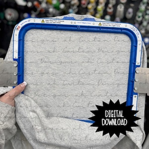 Puede incluir: Una sudadera gris claro se sostiene en un bastidor de bordado azul. El bastidor tiene texto blanco y advertencias. Un gráfico de estrella negra con las palabras "DESCARGA DIGITAL" está en la esquina inferior derecha.