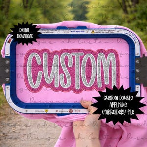 以下が含まれることがあります： ピンク色の刺繍枠に、銀色のグリッターフォントで「CUSTOM」の文字が書かれています。テキストは濃いピンク色で縁取られています。画像には「DIGITAL DOWNLOAD」と「CUSTOM DOUBLE APPLIQUE EMBROIDERY FILE」の文字も含まれています。