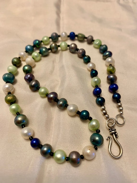 Ocean-Inspired Multi-Color Pearl Necklace with Si… - image 2