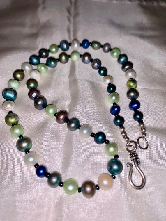 Ocean-Inspired Multi-Color Pearl Necklace with Si… - image 1