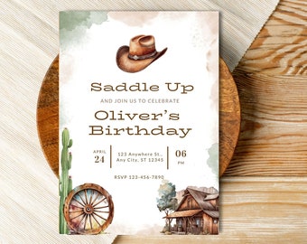 Może przedstawiać: Zaproszenie na urodziny w rustykalnym stylu z kowbojskim kapeluszem, kołem od wozu i drewnianą chatką. Zaproszenie zawiera napis "Saddle Up and Join Us to Celebrate Oliver's Birthday" wraz z datą i godziną imprezy.