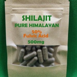 Puede incluir: Una bolsa de papel marr&oacute;n con cierre de cremallera. La bolsa contiene un gran n&uacute;mero de c&aacute;psulas marrones. La bolsa tiene el texto "SHILAJIT PURE HIMALAYAN 50% Fulvic Acid 500mg" impreso en la parte delantera.