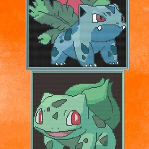 Op de afbeelding: Drie verschillende stadia van de Pokémon Bulbasaur. De eerste fase is een groene, bruine en rode Pokémon met een grote bloem op zijn kop. De tweede fase is een blauwe, groene en rode Pokémon met een grote bloem op zijn rug. De derde fase is een groene Pokémon met een grote bloem op zijn rug.