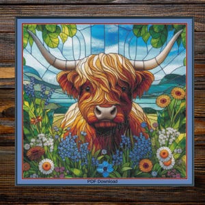 Puede incluir: Una colorida impresión de arte digital de una vaca de las Tierras Altas con cuernos largos y pelaje rojizo-marrón. La vaca está rodeada de flores en un campo, con un efecto de vidriera en el fondo. La impresión está enmarcada en un borde azul.