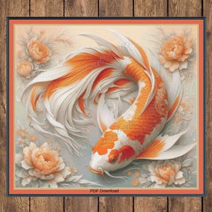 Pode incluir: Impressão emoldurada com um peixe koi com marcas laranja e brancas, nadando graciosamente em meio a peônias cor de pêssego. A obra de arte tem uma qualidade serena, semelhante à aquarela, com um delicado equilíbrio de cor e detalhes. A moldura é escura.