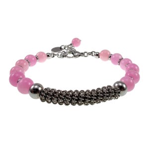 Può includere: Un braccialetto di perline rosa con chiusura argentata. Il braccialetto presenta grandi perline rosa rotonde e una sezione centrale in metallo scuro strettamente avvolto. La chiusura e gli elementi di collegamento sono argentati.