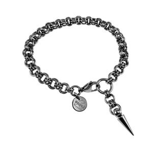 Op de afbeelding: Een zilverkleurige armband met een dubbele schakelketting. De armband heeft een karabijnsluiting en een kleine bedel met een sterontwerp. Een puntige, kegelvormige hanger hangt aan de armband.