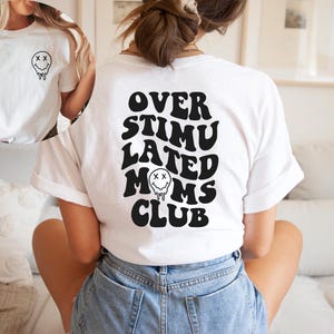 Chemise club des mamans surstimulées, T-shirts pour maman surstimulée, chemise maman rigolote, t-shirt club des mamans, chemise tendance, mamans anxieuses, chemise graphique amusante image 6