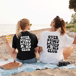 Chemise club des mamans surstimulées, T-shirts pour maman surstimulée, chemise maman rigolote, t-shirt club des mamans, chemise tendance, mamans anxieuses, chemise graphique amusante image 2
