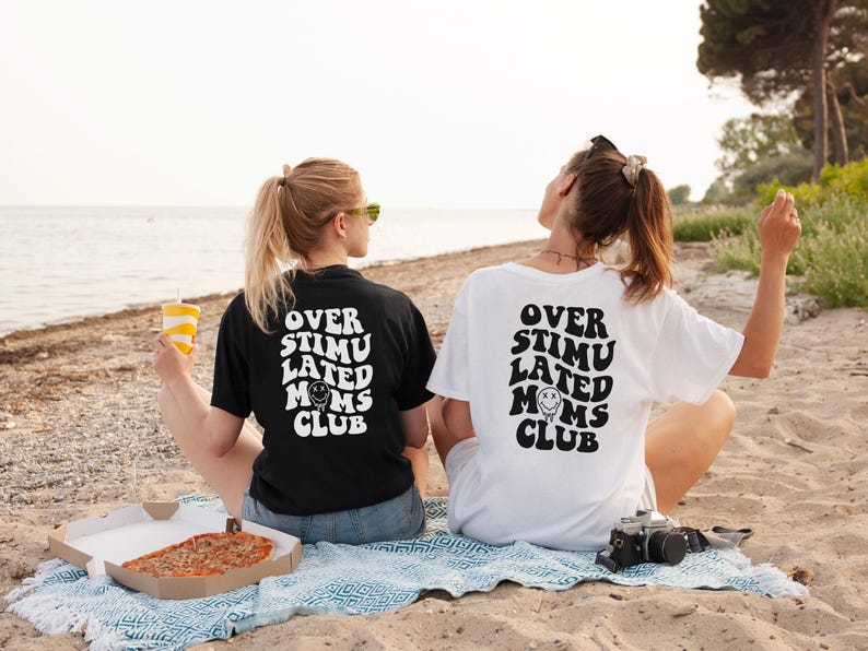 Chemise club des mamans surstimulées, T-shirts pour maman surstimulée, chemise maman rigolote, t-shirt club des mamans, chemise tendance, mamans anxieuses, chemise graphique amusante image 2