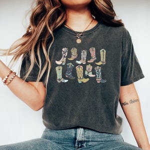 Camiseta con botas de vaquera, camiseta de concierto country, camiseta con gráfico western para mujer, camisetas country bonitas, camiseta vaquera, camiseta retro western imagen 2