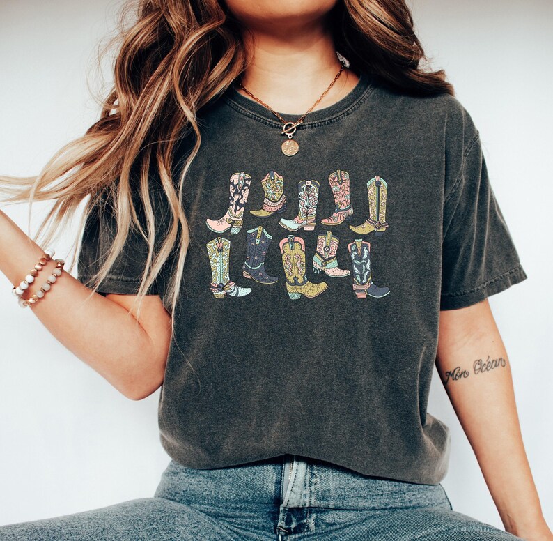 Camiseta con botas de vaquera, camiseta de concierto country, camiseta con gráfico western para mujer, camisetas country bonitas, camiseta vaquera, camiseta retro western imagen 2