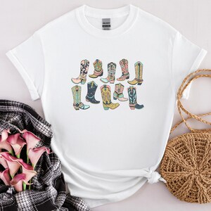 Camiseta con botas de vaquera, camiseta de concierto country, camiseta con gráfico western para mujer, camisetas country bonitas, camiseta vaquera, camiseta retro western imagen 5