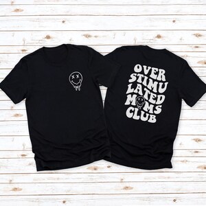 Chemise club des mamans surstimulées, T-shirts pour maman surstimulée, chemise maman rigolote, t-shirt club des mamans, chemise tendance, mamans anxieuses, chemise graphique amusante image 5
