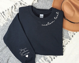 Sweat-shirt avec texte personnalisé sur le cou et noms sur la manche, initiales personnalisées sur la manche, sweat-shirt ras du cou personnalisé, PAS DE BRODERIE