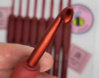 Ergonomic Crochet Hook Set – Red Aluminum, Sizes 2.0-6.0 mm (Gift Bag Included)