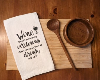 Divertido vino plato toalla regalo de inauguración de la casa "El vino no tiene muchas vitaminas, tienes que beber muchas"/Regalo de vino de anfitriona/Amante del vino/Anfitriona