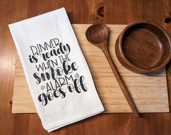Divertido regalo de inauguración de la casa de la toalla de plato "La cena está lista cuando suena la alarma de humo". /Regalo de anfitriona / Regalo de cocina / Regalo divertido / Regalo de cocina
