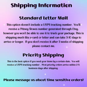 Peut inclure: Texte sur un fond blanc avec un d&eacute;grad&eacute; violet et bleu. Le texte indique "Shipping Information" avec les titres "Standard Letter Mail" et "Priority Shipping". Le texte d&eacute;crit les options d'exp&eacute;dition disponibles pour les commandes, y compris les d&eacute;lais de livraison estim&eacute;s et la pr&eacute;sence ou non d'un num&eacute;ro de suivi.