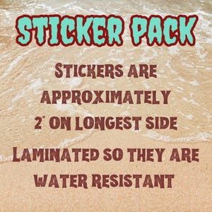 Peut inclure: Un pack d'autocollants avec le texte "STICKER PACK" en lettres turquoise et rouges. Le texte "STICKERS ARE APPROXIMATELY 2" ON LONGEST SIDE LAMINATED SO THEY ARE WATER RESISTANT" est en lettres rouges sur un fond de sable.