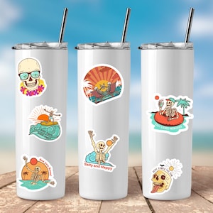 Peut inclure: Trois gobelets en acier inoxydable blancs avec diff&eacute;rents autocollants sur le th&egrave;me des squelettes. Les autocollants repr&eacute;sentent des squelettes faisant du surf, se relaxant sur une plage et savourant une boisson. Le texte sur les autocollants comprend "High Tides Good Vibes", "Salty and Happy", "Salt Licked Memories" et "Here Comes the Sun".