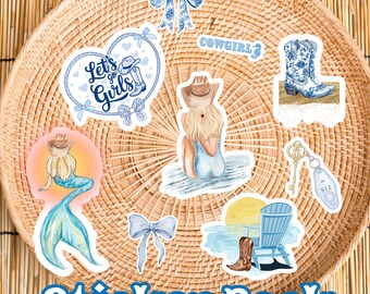 Könnte beinhalten: Ein Sticker-Set mit verschiedenen Designs, darunter eine Meerjungfrau, eine Cowgirl, eine Strandszene, ein Schlüssel und eine Schleife. Die Sticker sind alle in einem Blau-Weiß-Farbschema gehalten und haben einen Aquarell-Look. Auf einem der Sticker steht der Text "Let's go Girls".