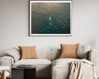 Una niña nadando en el lago Quinsigamond en Nueva Inglaterra Massachusetts Worcester en un día de playa con un kayak atardecer día nublado galería de arte de pared