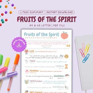 Può includere: Un download digitale intitolato "Frutti dello Spirito" in formato PDF A4 e US Letter. L'immagine presenta una pagina illustrata colorata con testo su amore, gioia, pace, gentilezza e altre virtù. Pennarelli, graffette ed elementi decorativi circondano la pagina.