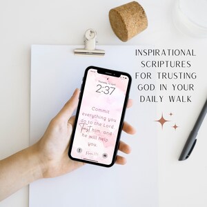 Pu&ograve; includere: Uno smartphone che mostra uno sfondo acquerellato rosa e bianco con il testo "Commit everything you do to the Lord. Trust him, and he will help you. Psalm 37:5". L'ora &egrave; le 2:37 di gioved&igrave; 13 aprile. Il testo "Scritture ispiratrici per fidarsi di Dio nel tuo cammino quotidiano" &egrave; visualizzato sopra il telefono.